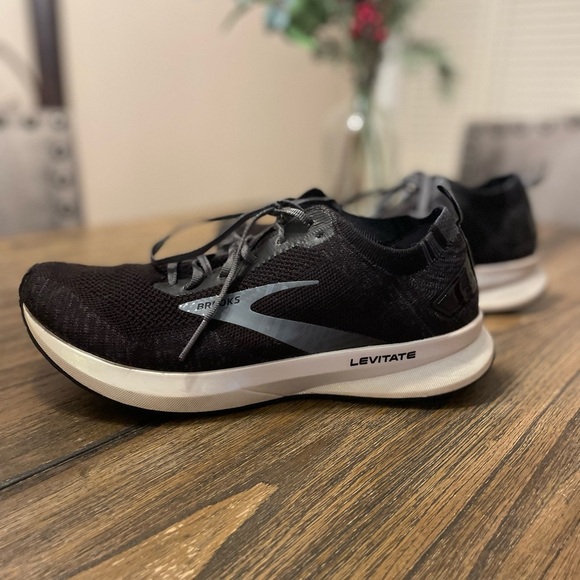 Brooks Women’s Levitate 4 Black White Running Shoes Sneakers Size 10.5 B Active - Picture 3 of 9